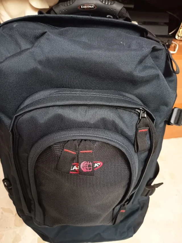 Mochila Eastpak Negra Bolsillos Cremalleras