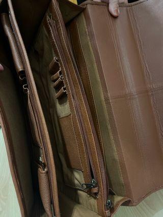 Cartera de cuero marrón