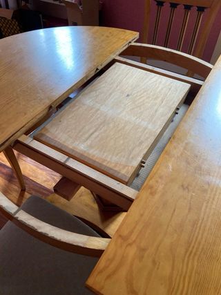 Mesa de comedor y 4 sillas de madera