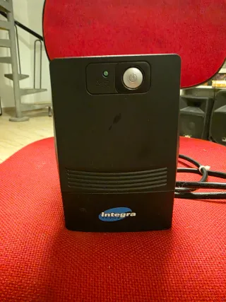 UPS APC gruppo di continuità da 360W 700VA Integra