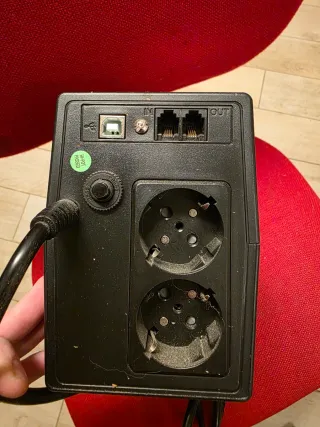 UPS APC gruppo di continuità da 360W 700VA Integra