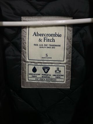 Chaqueta Abercrombie & Fitch impermeable burdeos
