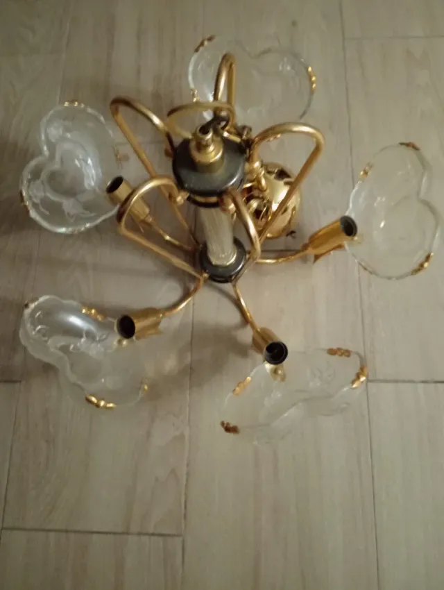 Lámpara de techo dorada y cristal