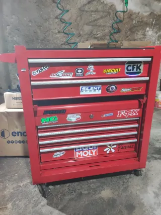 Carro de herramientas con  ruedas vacio