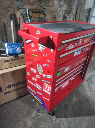 Carro de herramientas con  ruedas vacio