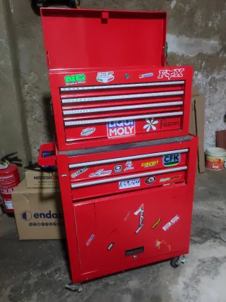 Carro de herramientas con  ruedas vacio