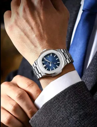 Reloj de pulsera plateado y azul