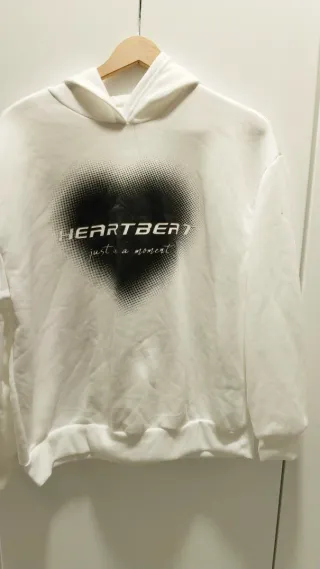 Sudadera blanca con estampado de corazón