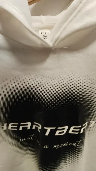 Sudadera blanca con estampado de corazón