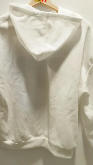 Sudadera blanca con estampado de corazón