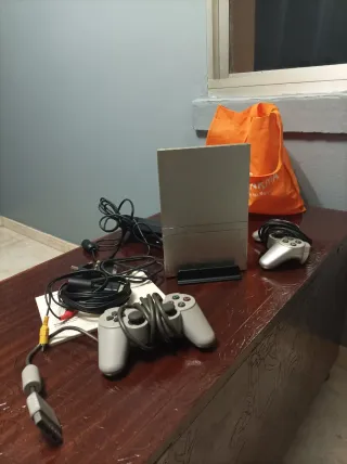 2 PlayStation 2 (PS2) Argento e Nero con controller