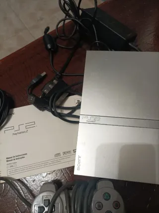 2 PlayStation 2 (PS2) Argento e Nero con controller