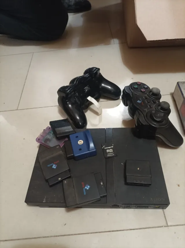2 PlayStation 2 (PS2) Argento e Nero con controller