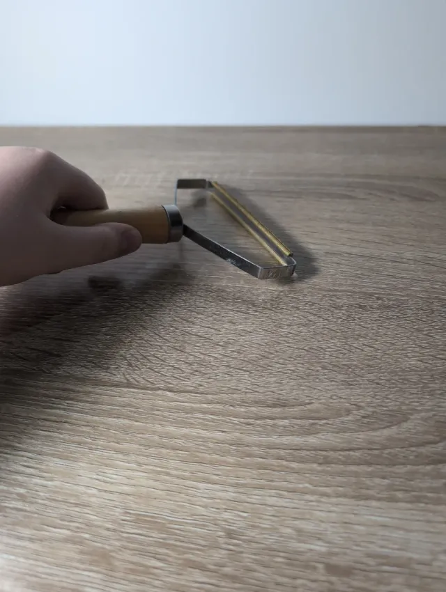 Strumento per rimuovere peli di legno e metallo