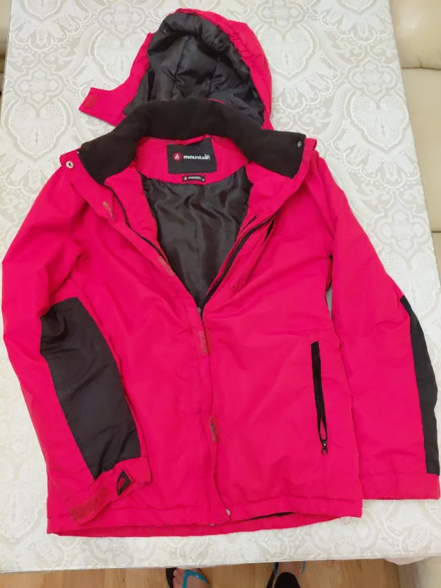 Chaqueta roja montaña