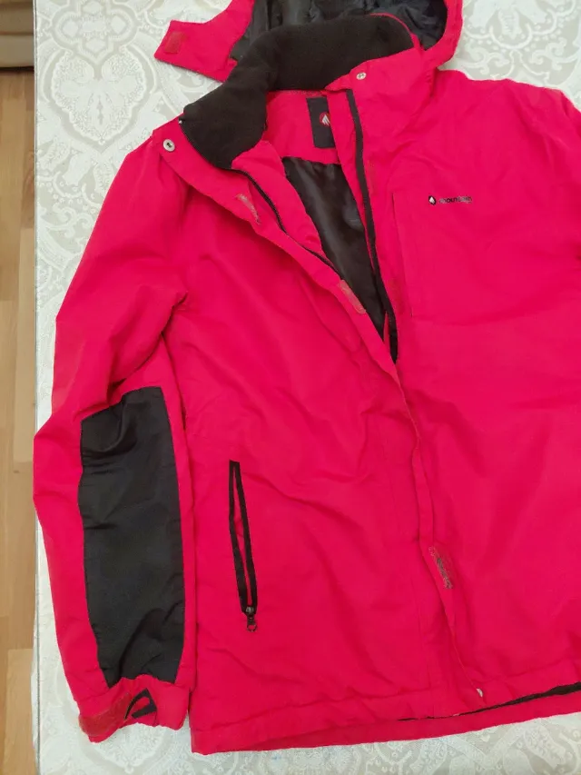 Chaqueta roja montaña