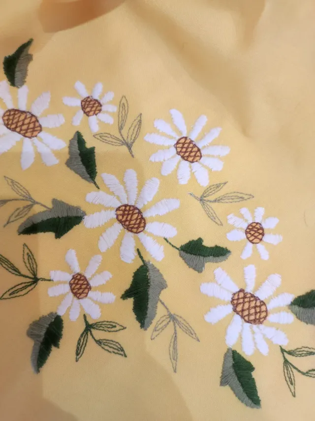 Borsa di cotone giallo con ricamo di margherita