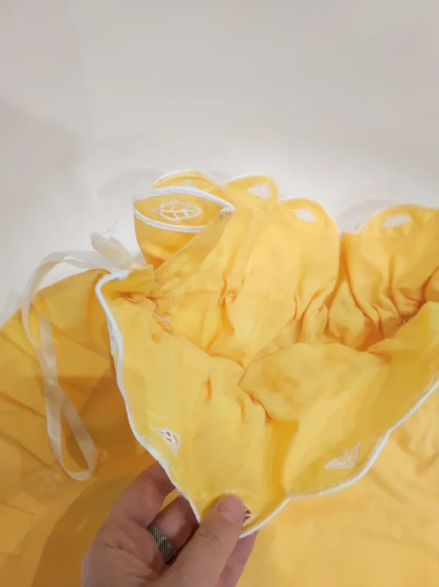 Borsa di cotone giallo con ricamo di margherita