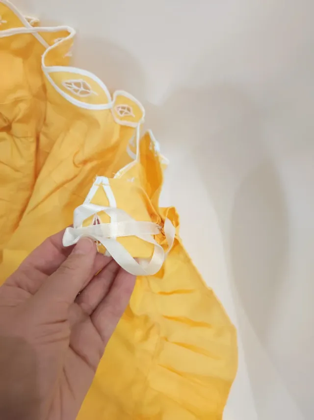 Borsa di cotone giallo con ricamo di margherita