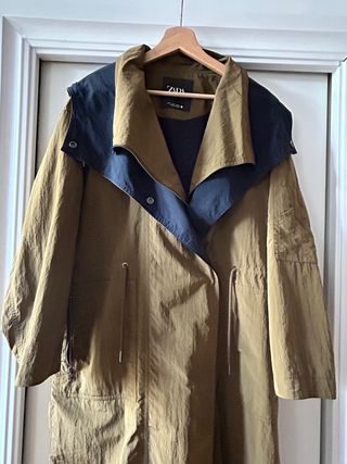 Parka con capucha Zara