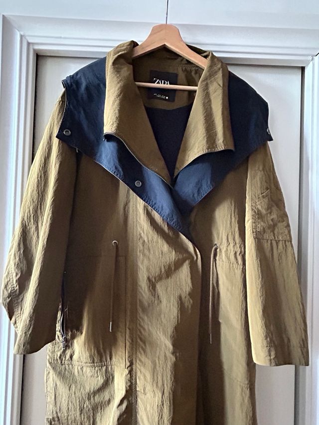 Parka con capucha Zara