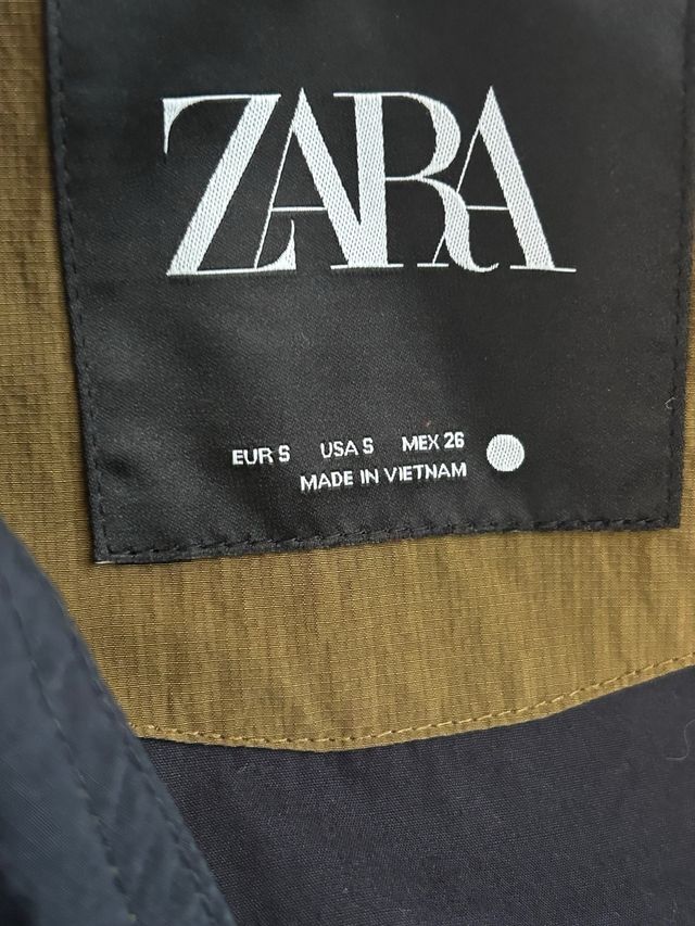 Parka con capucha Zara