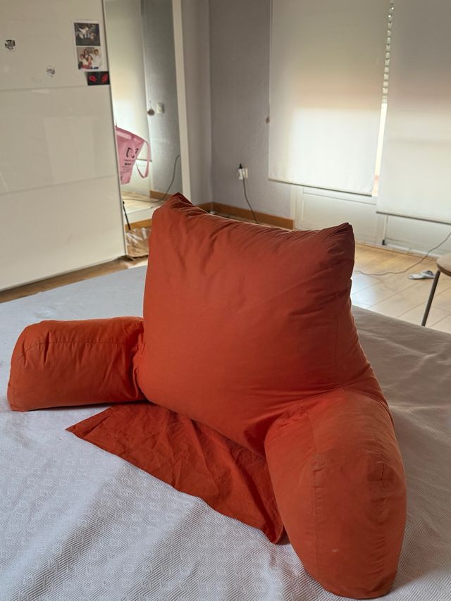 Cojín respaldo lectura cama naranja