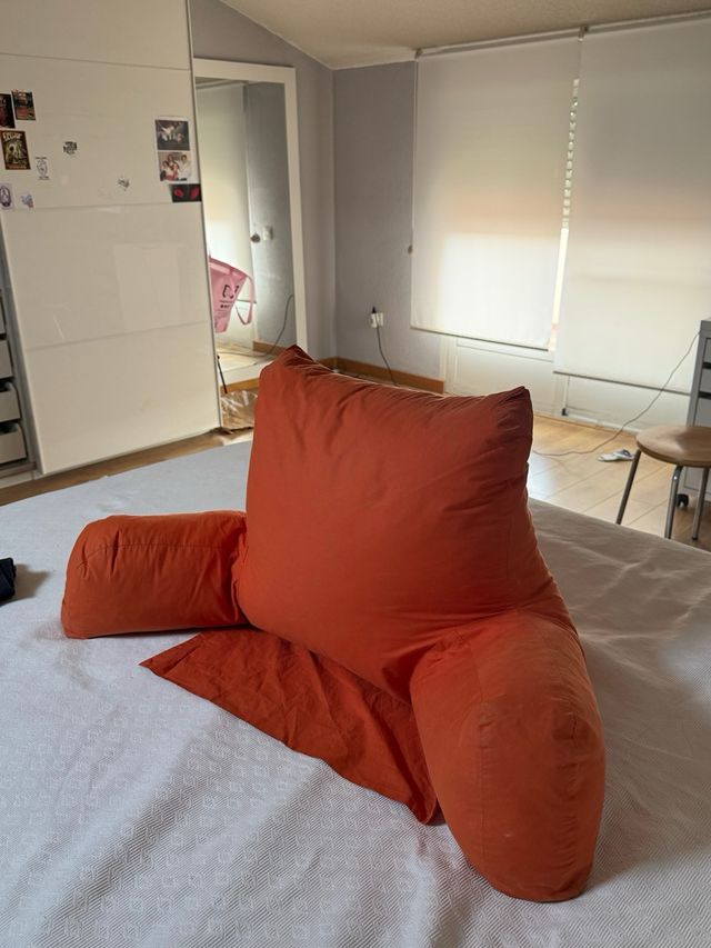 Cojín respaldo lectura cama naranja