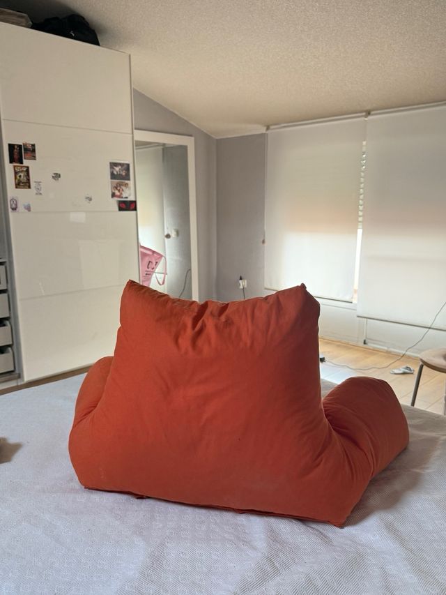 Cojín respaldo lectura cama naranja