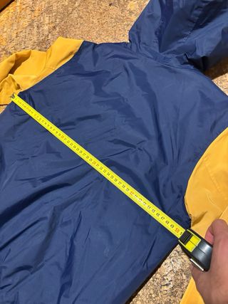 Chaqueta impermeable azul y amarilla