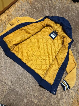 Chaqueta impermeable azul y amarilla