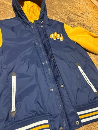 Chaqueta impermeable azul y amarilla