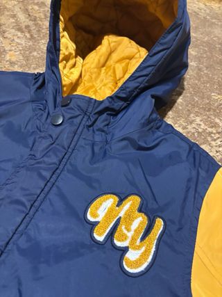 Chaqueta impermeable azul y amarilla