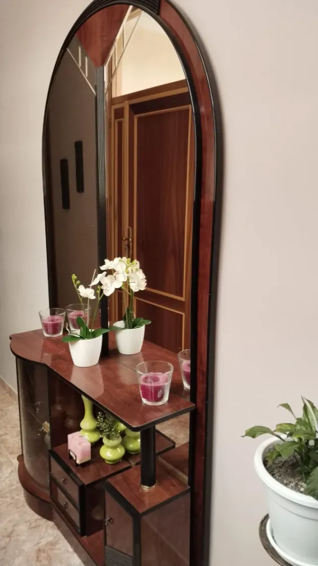 Aparador de madera y cristal