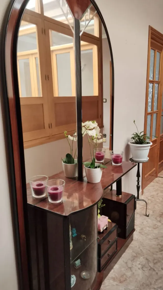 Aparador de madera y cristal