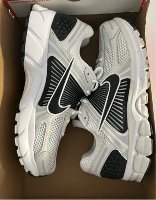 Nike Vomero 5 Gris y Blanco