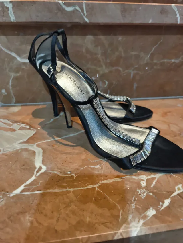 Sandalias de tacón con pedrería