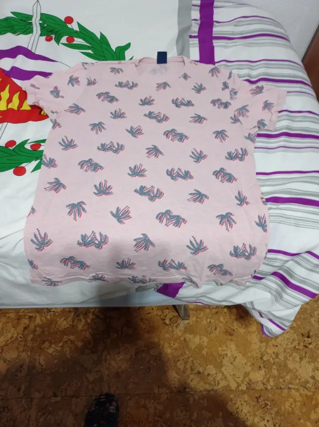 Camiseta rosa con estampado de cactus