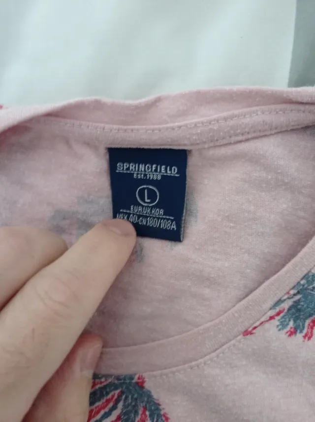 Camiseta rosa con estampado de cactus