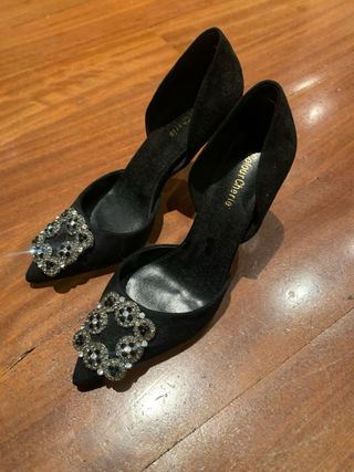 Zapatos de tacón negros con pedrería