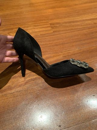 Zapatos de tacón negros con pedrería