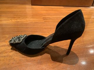 Zapatos de tacón negros con pedrería
