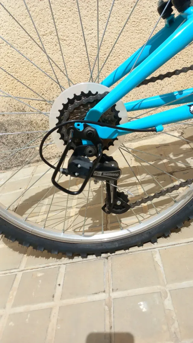 Bicicleta azul con cambios Shimano
