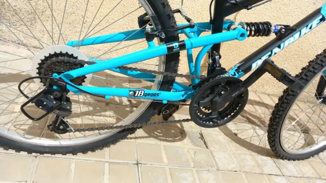 Bicicleta azul con cambios Shimano