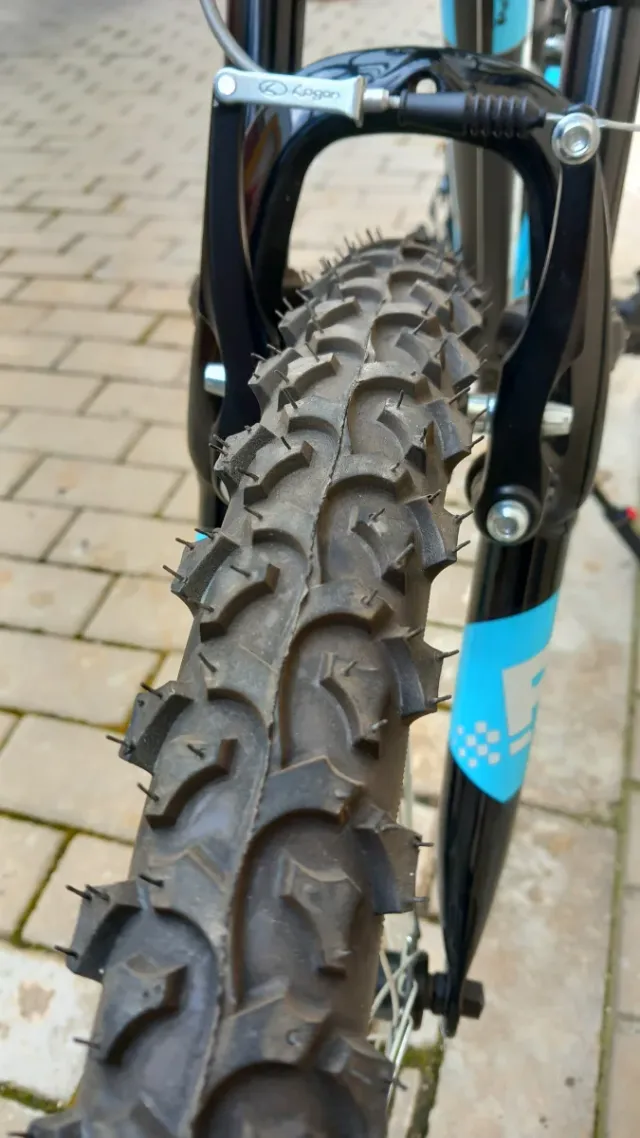 Bicicleta azul con cambios Shimano