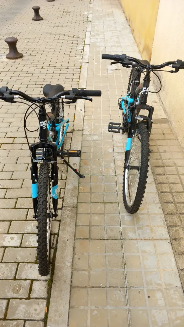 Bicicleta azul con cambios Shimano