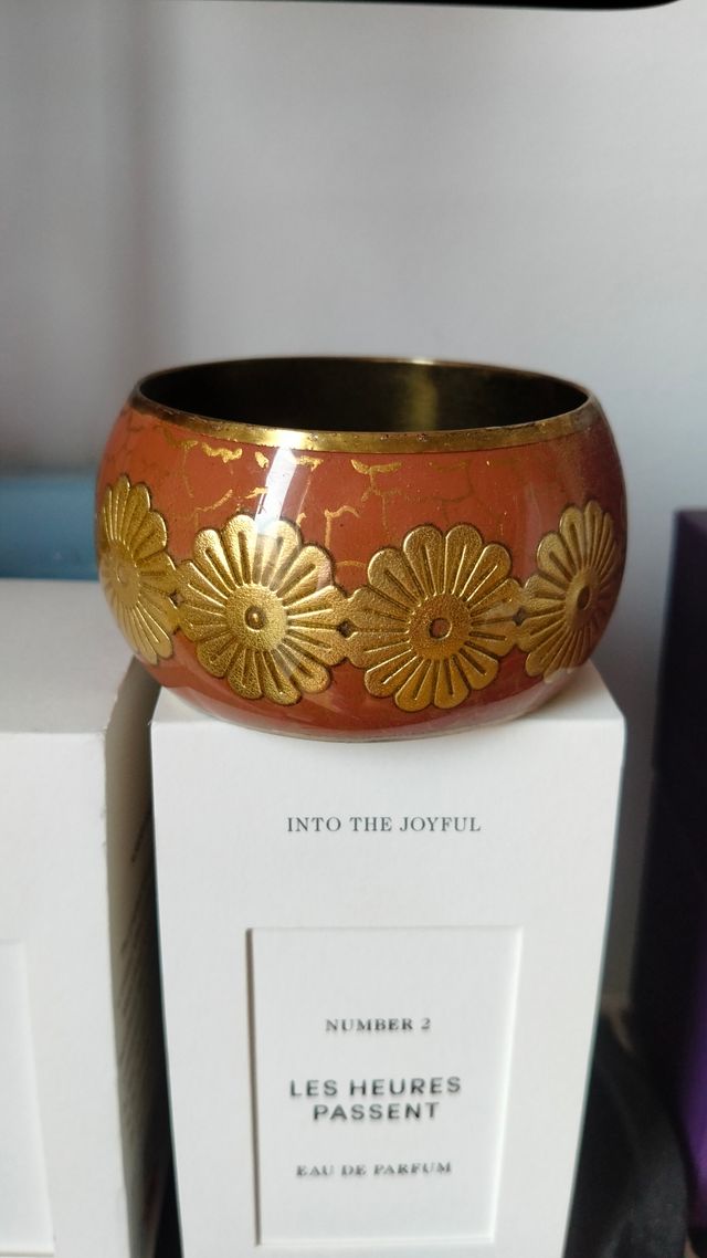 Brazalete con flores doradas