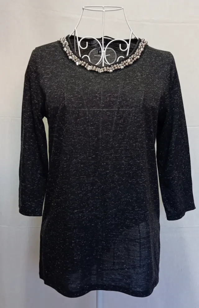 Camiseta negra con pedrería