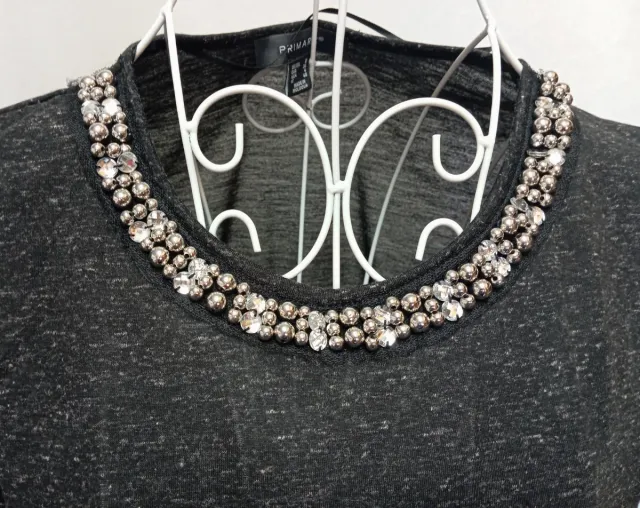 Camiseta negra con pedrería