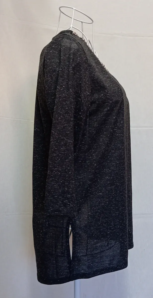 Camiseta negra con pedrería